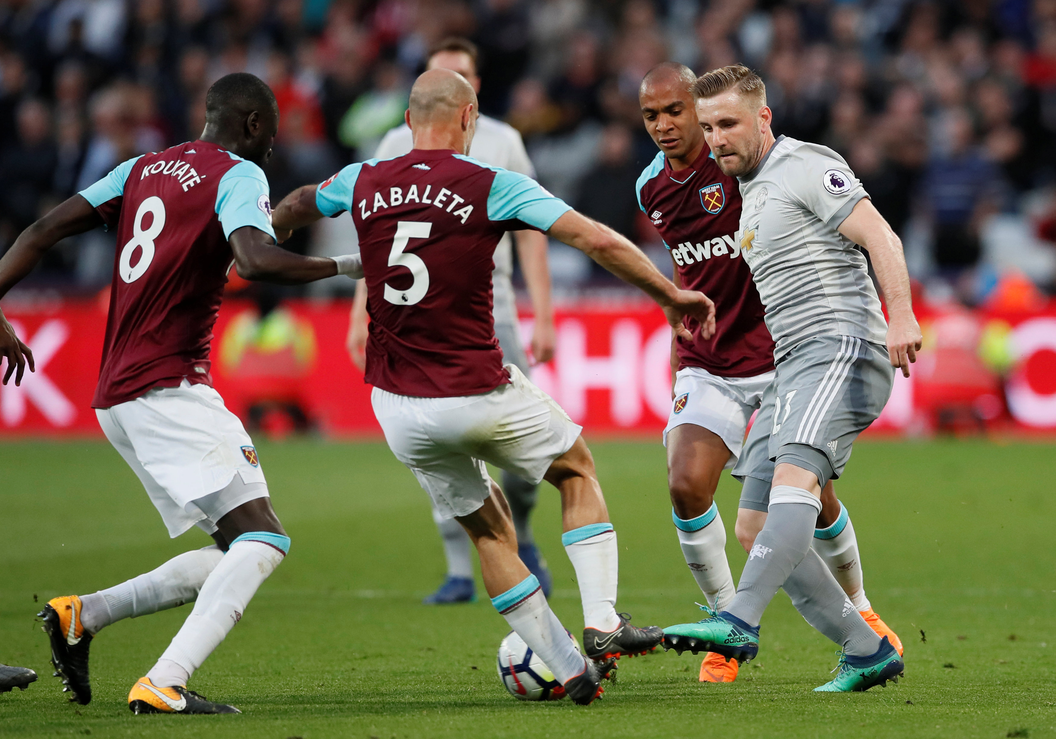 包含西汉姆联在最新的英格兰足球联赛中获胜的词条