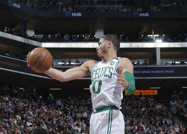 包含诺里奇客场逆转，赢得宝贵三分的词条