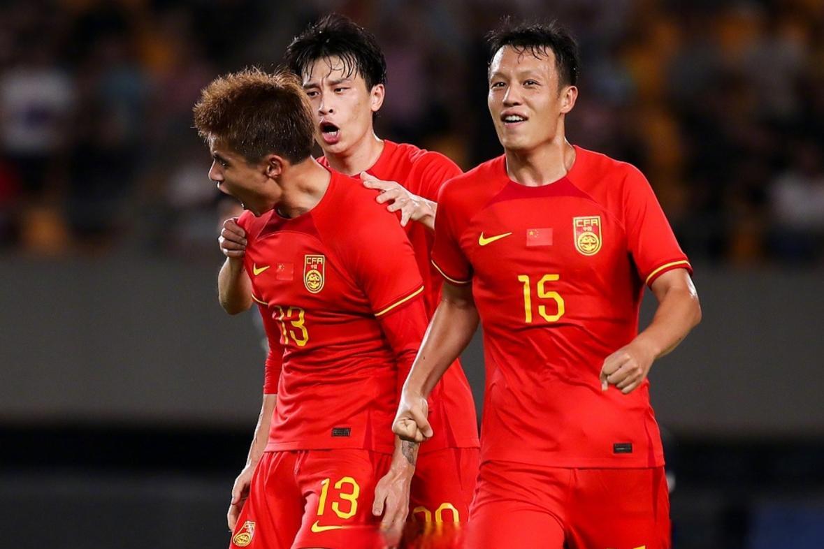 国内足坛新秀在国际比赛中大放异彩