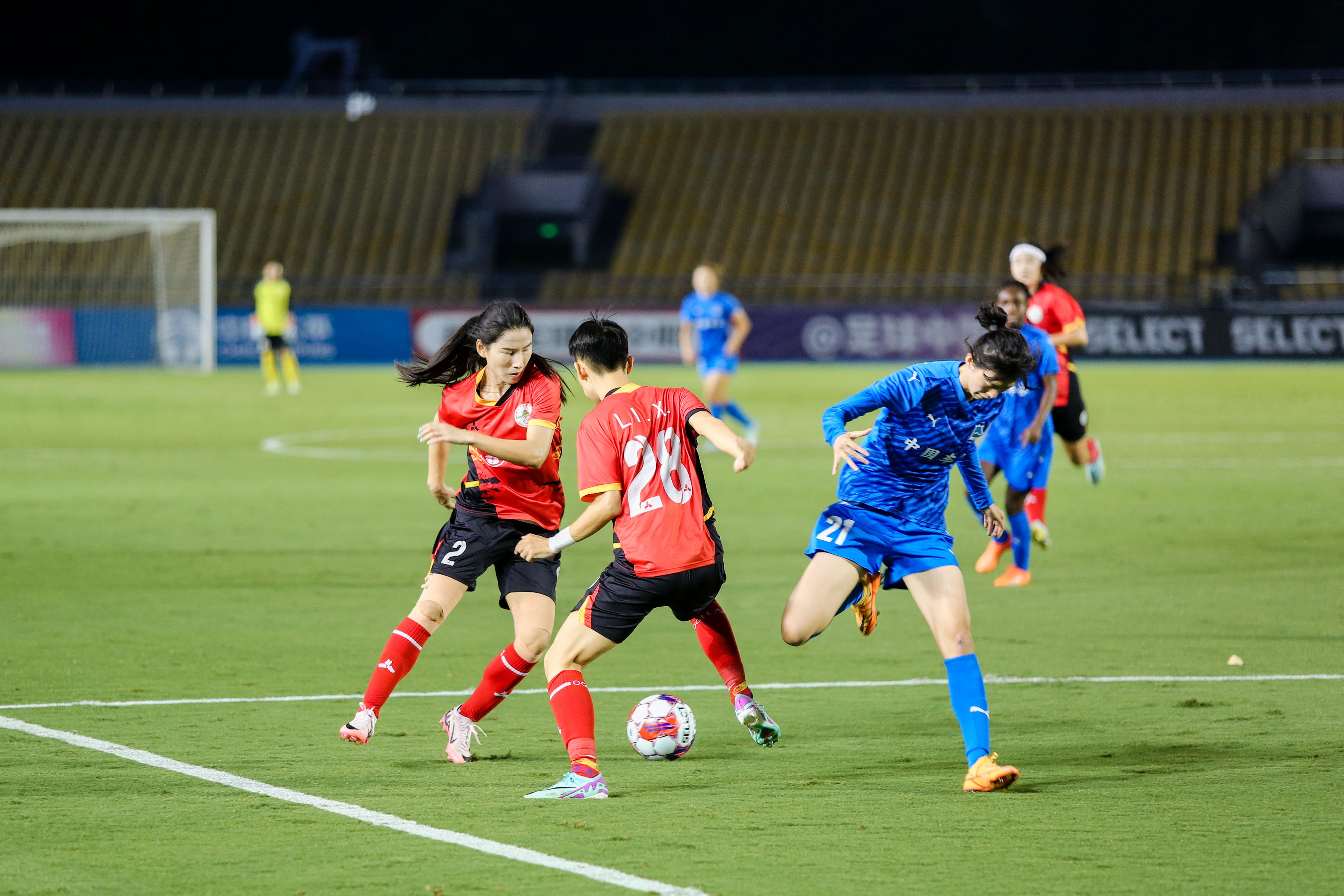 国内足坛新秀在国际比赛中大放异彩