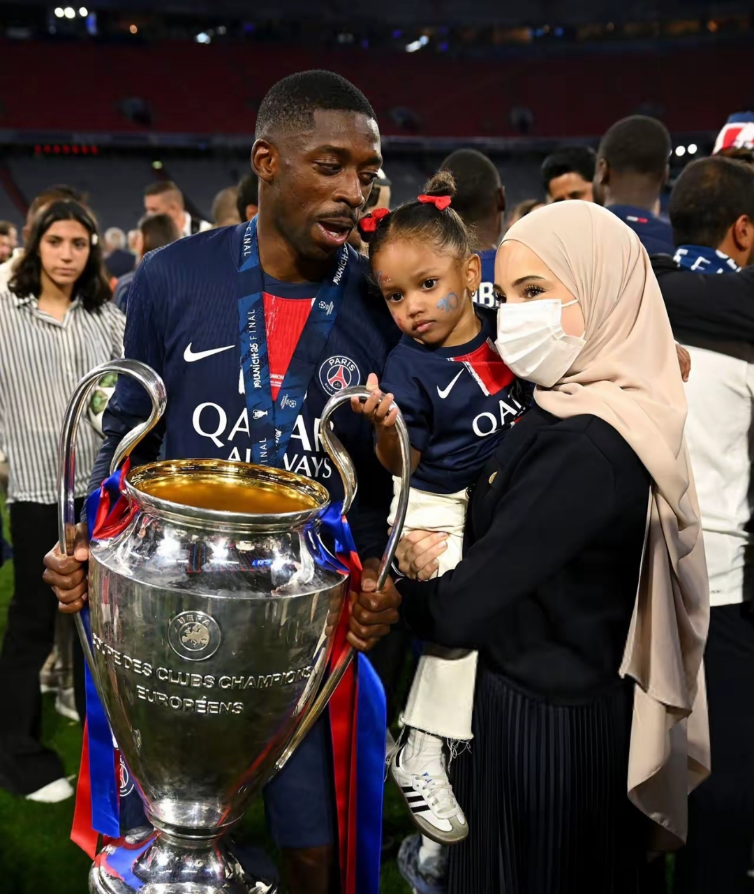 巴黎圣日耳曼官宣签约世界级球员，球迷齐声欢呼的简单介绍