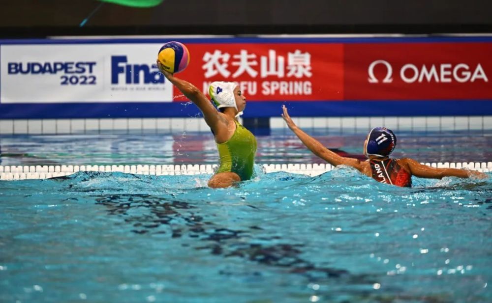 阿根廷跳水选手在水下表演中获得高分