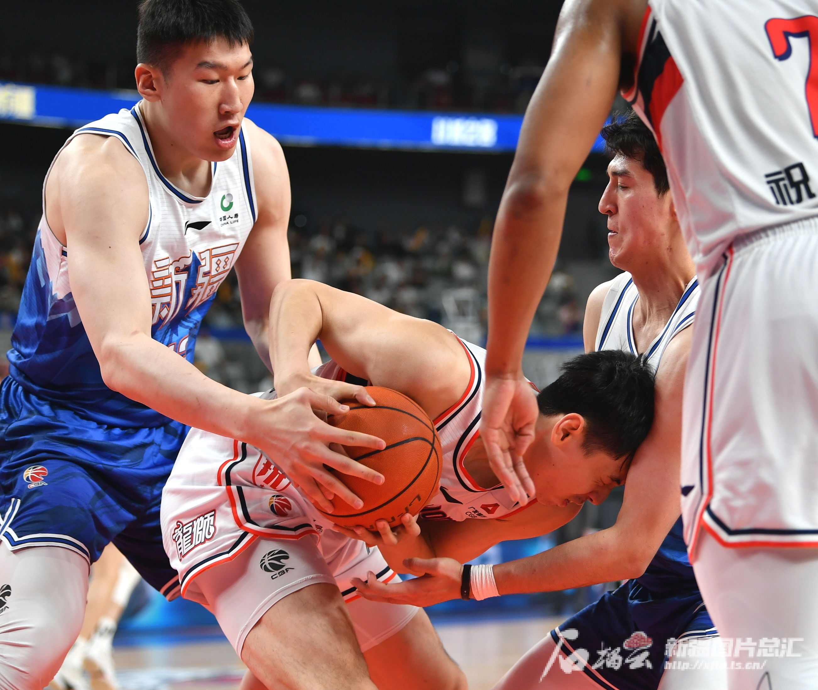 新疆男篮兢兢业业，积极备战赛季的简单介绍