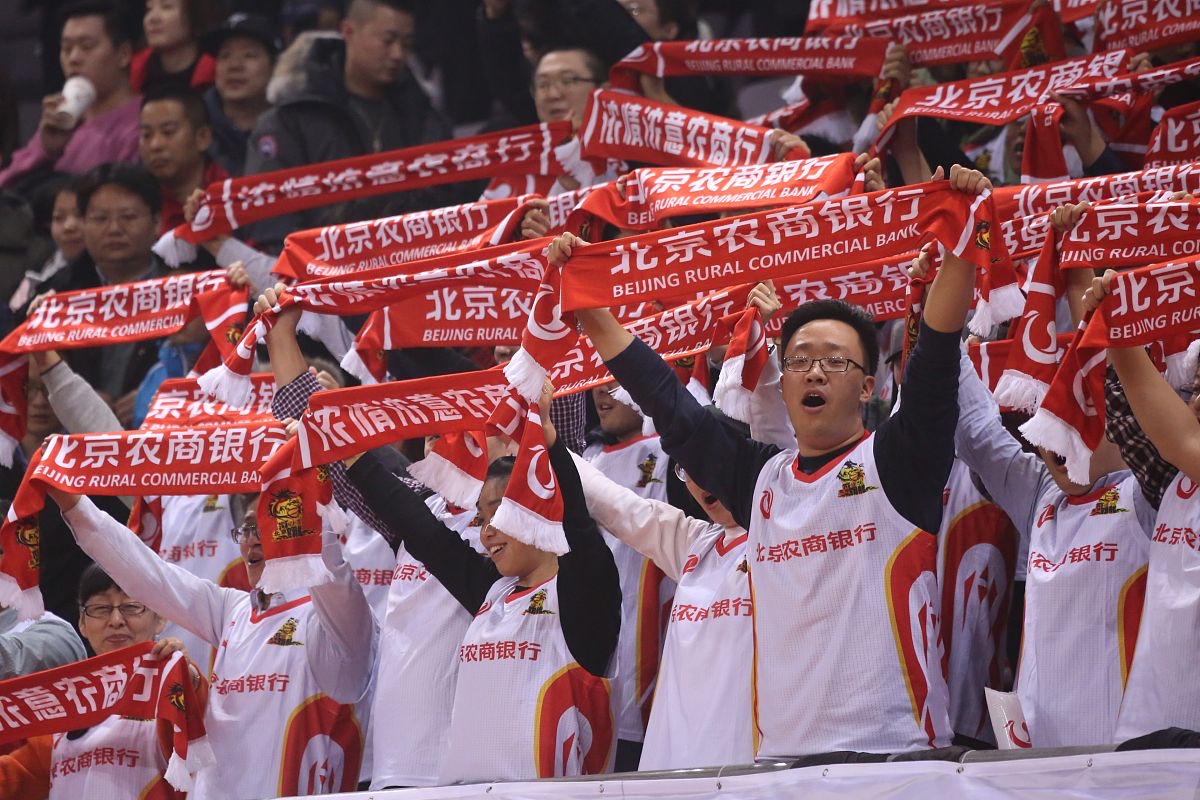 关于比赛场上万众瞩目，中国队实力显现的信息