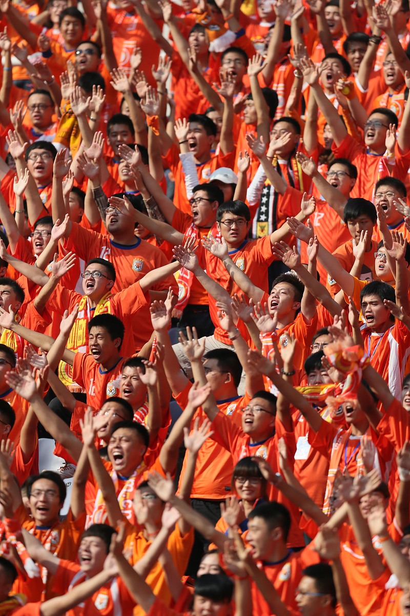 关于比赛场上万众瞩目，中国队实力显现的信息