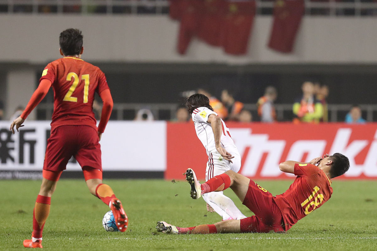 足球场上的激烈对抗让观众目不转睛