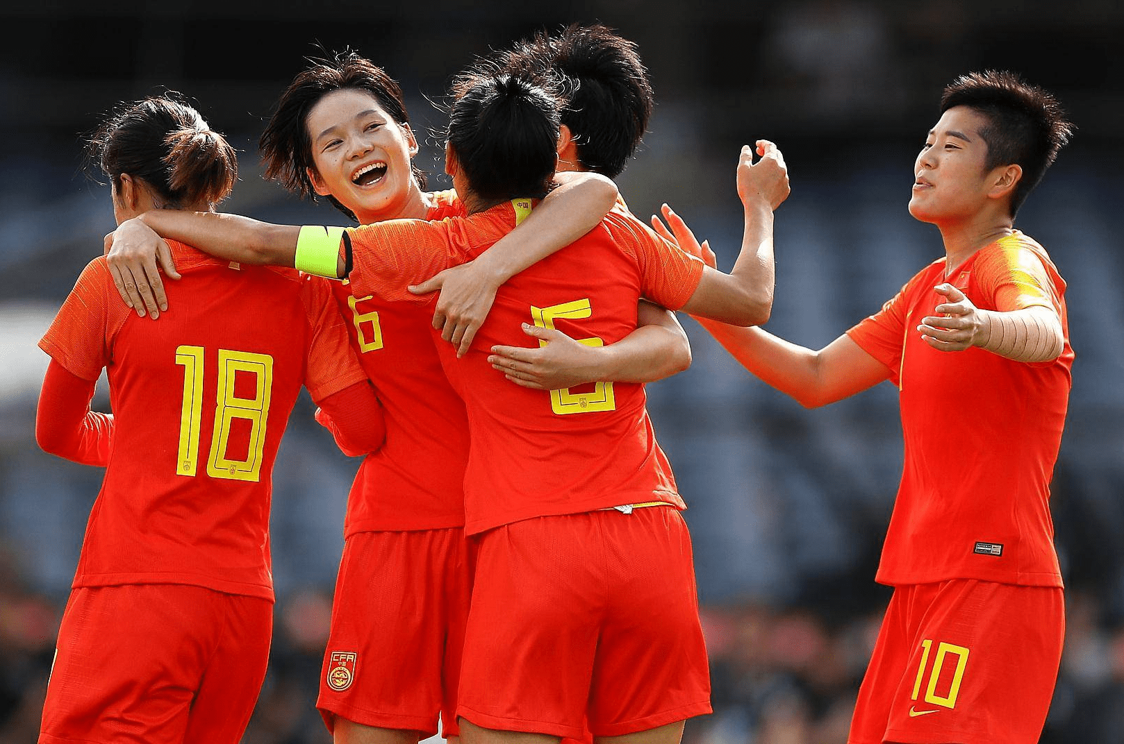 时刻备战：女足运动员全力以赴抢夺胜利的简单介绍