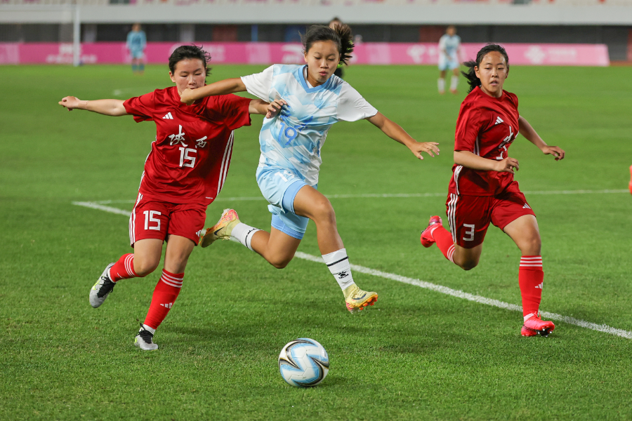 时刻备战：女足运动员全力以赴抢夺胜利的简单介绍