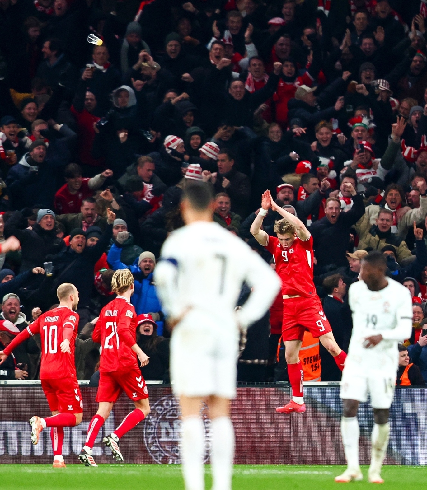 丹麦强势瑞典，范佩西统治全场的简单介绍