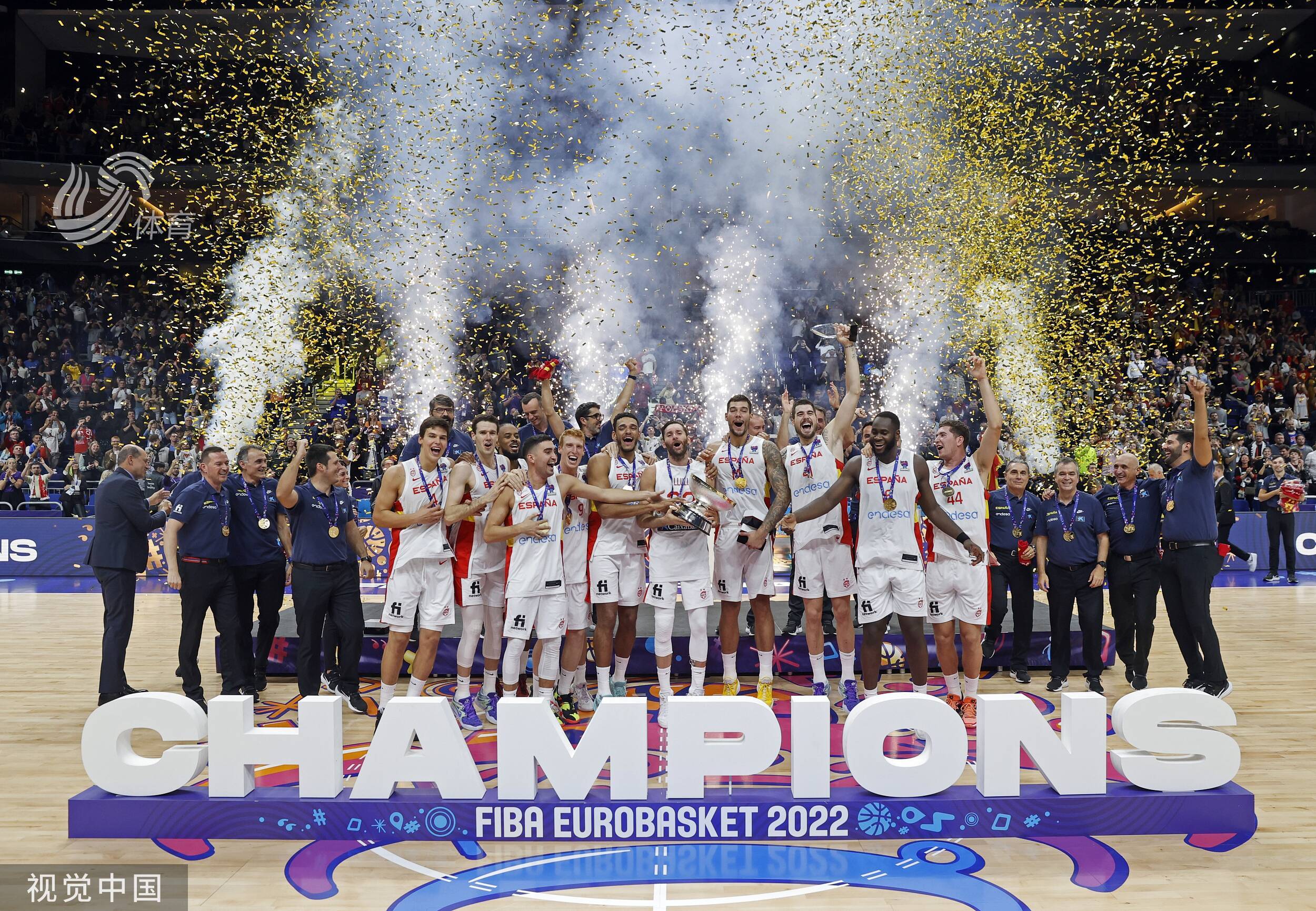 球员们在比赛中展现出强大的团队合作精神