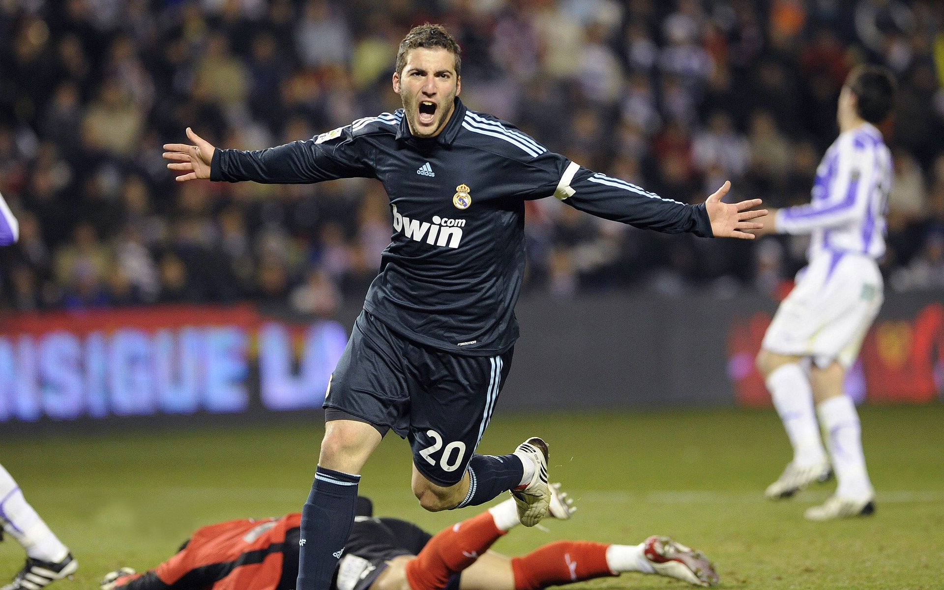 绿茵场上的双重奏，乌克兰狂胜皇马启示录，卡塞米罗意甲焦点战接管比赛的战术密码