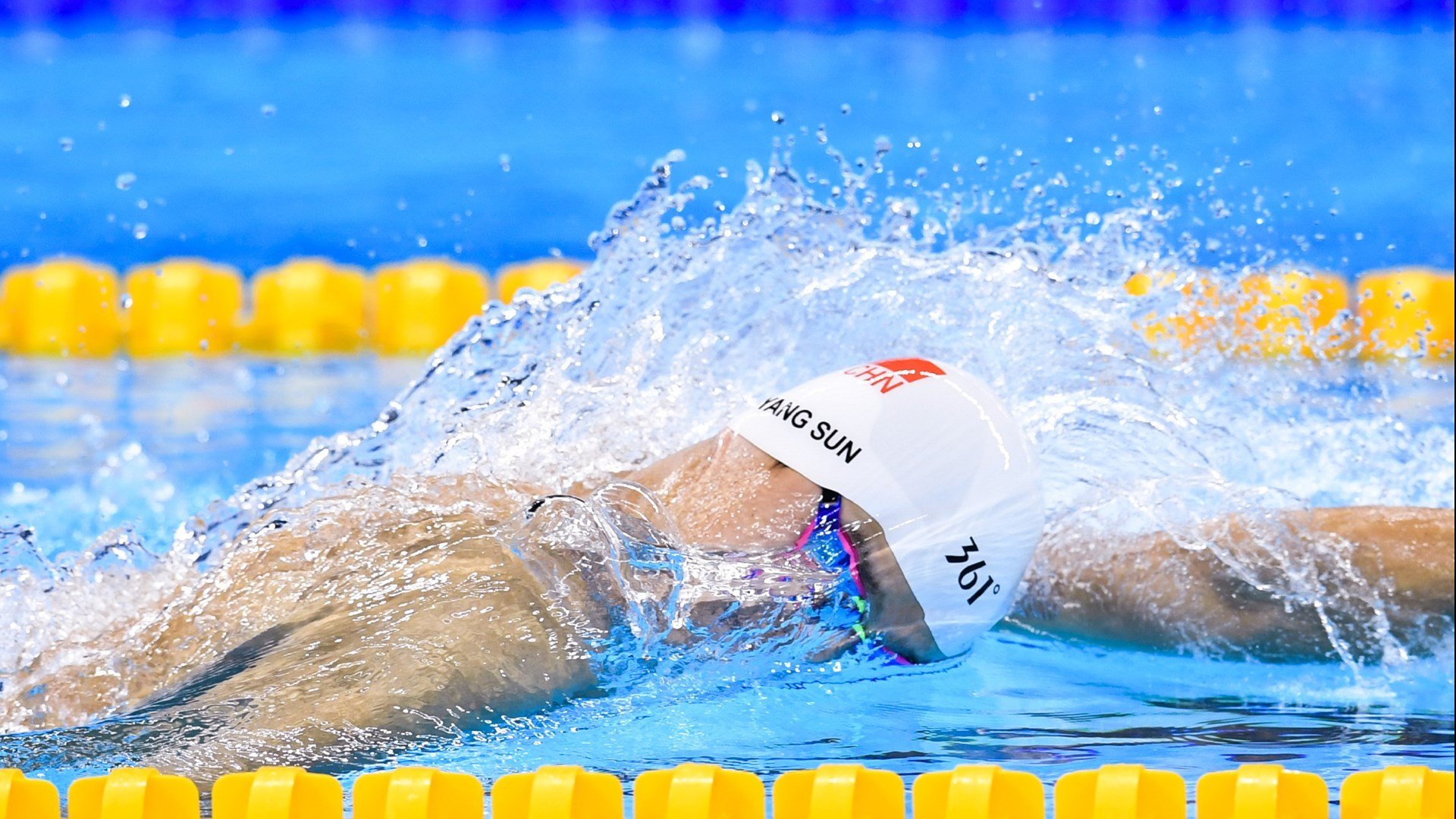 赛道与球场的双重奏，F1揭幕战悬念与猛龙轻取公牛